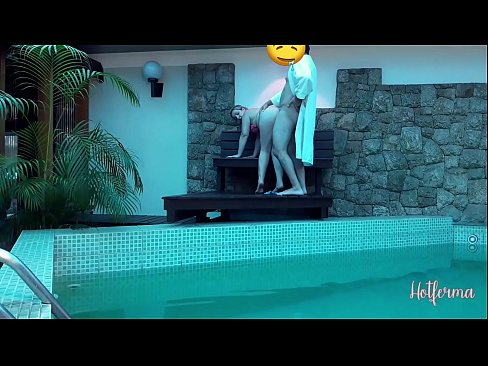 ❤️ Chefe convida criada para a piscina, mas não conseguiu resistir a um Porno em pt.porngameshub.ru