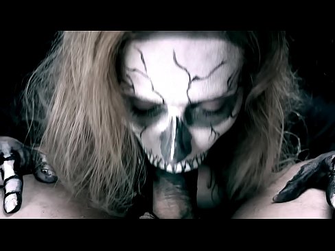 ❤️ Rapariga demoníaca a chupar pilas com a sua boca negra e a engolir esperma. Porno em pt.porngameshub.ru