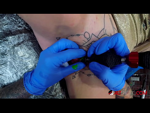 ❤️ Extremamente tatuada, a brasa Sully Savage fez uma tatuagem no seu clítoris Porno em pt.porngameshub.ru