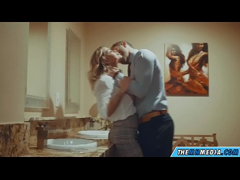 ❤️ Quando uma loira peituda o seduz numa casa de banho pública Porno em pt.porngameshub.ru